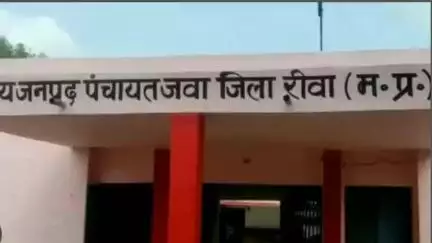 जवा: जवा जनपद पंचायत के देवरी और बेलगवा में जेसीबी से कार्य, काम की तलाश में पलायन जारी