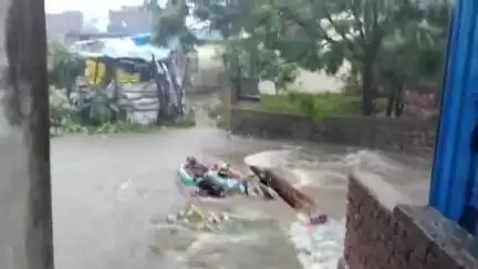 कांके: कांटा टोली और गढ़ा टोली को जोड़ने वाले पुल से बह रहा पानी, स्थानीय लोग परेशान