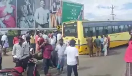 கடையநல்லூர்: அதிர்ஷ்டவசமாக உயிர் தப்பிய பயணிகள் ஆக்சில் முறிவால் சாலையில் கழண்டுஓடிய சக்கரங்கள்