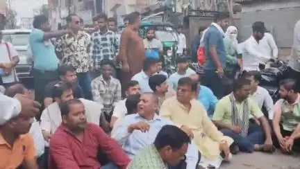 शाहजहांपुर: वृंदावन गार्डन कॉलोनी में क्लव के विवाद को लेकर भाजपा नेता विनय अग्रवाल ने कोतवाली के सामने किया धरना प्रदर्शन