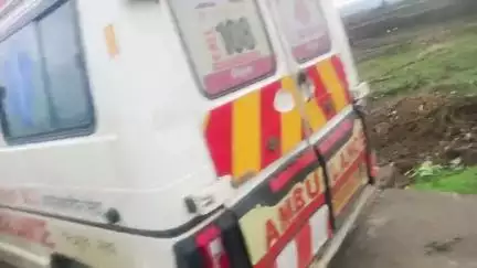 सीरियस मैटर है एम पुलिस वाले गांव तक मरीज को लेने के लिए नहीं जा रहे थोड़ा सा पानी गिर गया इसलिए सालेरा गांव जिला रायसेन