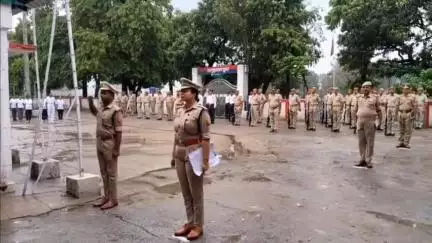 इटावा: सदर इलाके के रिजर्व पुलिस लाइन में एसएसपी ने परेड की सलामी लेते हुए पुलिस लाइन का किया निरीक्षण