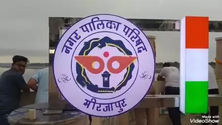 मिर्ज़ापुर: फतहा गंगा घाट पर योगाभ्यास में शामिल हुए आयुष मंत्री दयाशंकर मिश्र दयालु, नपाध्यक्ष के साथ किया योगाभ्यास