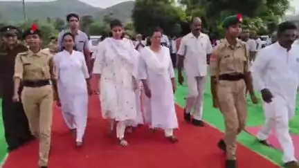 తునిలో యోగాంద్ర కార్యక్రమంలో పాల్గొన్న ప్రభుత్వ వీపు తుని ఎమ్మెల్యే యనమల దివ్య మరియు ప్రజలు