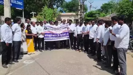 காஞ்சிபுரம்: ஒருங்கிணைந்த நீதிமன்றத்தில் வழக்கறிஞர்கள் பணியை புறக்கணித்து ஆர்ப்பாட்டத்தில் ஈடுபட்டனர்