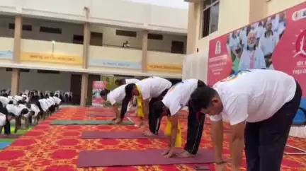 सीहोर नगर: शहर के कन्या परिसर में 'एक पृथ्वी, एक स्वास्थ्य' के लिए योग कार्यक्रम आयोजित, पालिका अध्यक्ष सहित कई शामिल