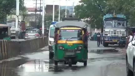 झरिया/जोरापोखर/सिंदरी: विकास भवन के समीप जल जमाव के कारण वाहन चालकों को हो रही परेशानी वाहन चालक गिरकर हो रहे चोटिल#jansmsya