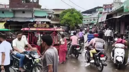 लहरपुर: लहरपुर में हुई बारिश ने नमाजियों की बढ़ाई मुसीबत, मुख्य मार्ग पर भरा गंदा पानी, राहगीरों को हो रही दिक्कत