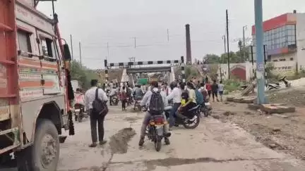 मिर्ज़ापुर: नटवा ओवरब्रिज में पानी भरने से लोग जान जोखिम में डालकर रेलवे ट्रैक पर कर रहे हैं जाम, कई घंटे से लगा है जाम