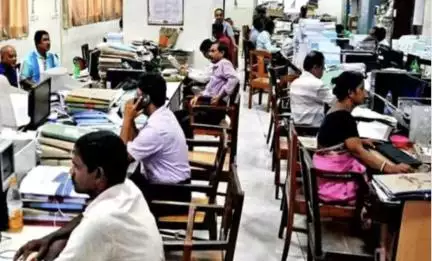 यूपी के सरकारी दफ्तरों में अब कर्मचारियों को कराया जाएगा योग, सरकार ने लिया निर्णय