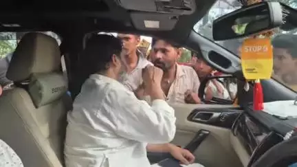 PK की गाड़ी रोक कर जब कुछ युवाओं ने चंदा माँगा, तो पीके सभी युवाओं को समझाने लगे कि रोज़गार ज़रूरी है और शिक्षा उसकी पहली सीढ़ी।