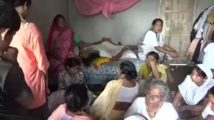 ছিপাঝাৰ: গণেশগুৰিত ভাড়াঘৰত চিপলোৱা অবস্থাত উদ্ধাৰ হোৱা ৰফিকুল আলমৰ পিপিৰাকুছিৰ গৃহত কান্দোনৰ ৰোল‌ ,তদন্ত দাবী স্হানীয় লোকৰ