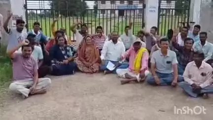 धमतरी: ग्राम लोहरसी हाई स्कूल में मेन गेट में ताला लगाकर पालक व ग्रामीणों ने किया प्रदर्शन, गणित की शिक्षिका को हटाने की मांग
