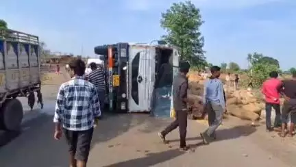बटियागढ़: गेवलारी पुलिया पर गेहूं से भरा ट्राला पलटा, चालक और परिचालक सुरक्षित; बटियागढ़ थाना क्षेत्र में हुई घटना