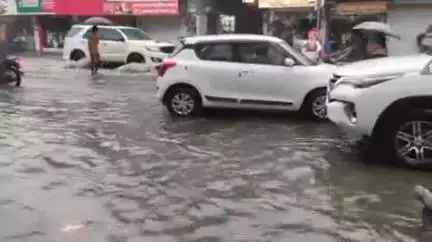 बारां: बारां शहर में झमाझम बारिश से सड़कें बनी दरिया, प्रताप चौक धर्मादा चौराहे पर बरसाती पानी भरने से वाहन चालक हुए परेशान
