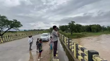 लोहरदगा:सीढ़ियों नदी लोहरदगा में लगातार बारिश हो रहा है जिसकी हाँ vajah से सीढ़ियों नदी पुल हो चुका है