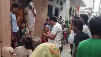 जलेसर: तिवारीयान मोहल्ले में घर में घुसकर परिवार के साथ मारपीट, पुलिस कार्रवाई नहीं की, किसान धरने पर बैठे