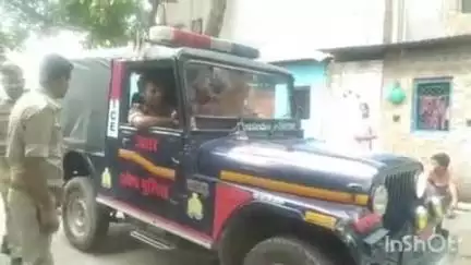 औरैया: क्षेत्र की पछैयां बस्ती में अवैध शराब बनाने की सूचना पर पुलिस ने मारा छापा, 1000 लीटर लहन नष्ट कर उपकरण किए बरामद