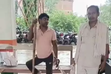 चानन: शहीद जितेंद्र हॉल्ट के पास चानन पुलिस ने 10 लीटर महुआ शराब के साथ एक बाइक सवार तस्कर को किया गिरफ्तार