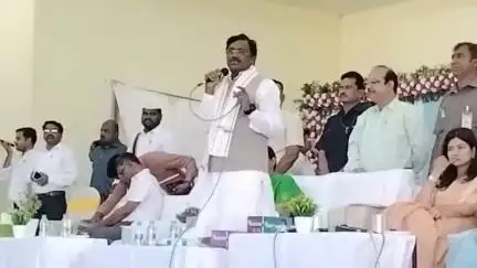 గజ్వేల్: గజ్వేల్ పట్టణంలో రెండో విడత ఇందిరమ్మ ఇండ్ల లబ్ధిదారులకు ప్రొసీడింగ్ కాపీల పంపిణీ చేసిన మంత్ర వివేక్