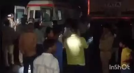 रॉबर्ट्सगंज: चूर्क में तेज रफ्तार टीपर ने बिजली का केवल तोड़ते हुए घर में घुसकर गिराया, मलबे में एक महिला दबी