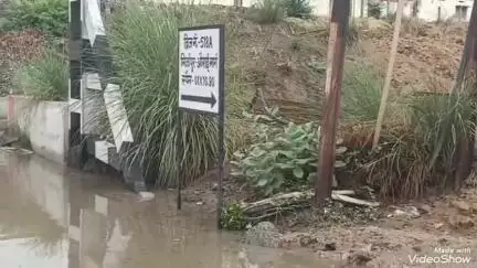 मिर्ज़ापुर: नटवा रेलवे ओवर ब्रिज के नीचे बारिश का पानी भरने से आवागमन हुआ बाधित, पानी में फंसे 2 ट्रक