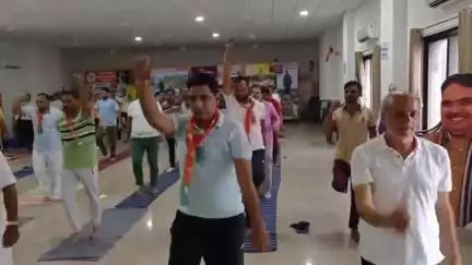 भीलवाड़ा: योग दिवस की पूर्व संध्या पर भीलवाड़ा जिला भाजपा कार्यालय में आयोजित हुआ योग शिविर, सांसद, विधायक और कई नेता रहे उपस्थित