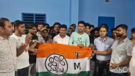 হরিশ্চন্দ্রপুর ১: হরিশ্চন্দ্রপুর এলাকায় বিভিন্ন দল ছেড়ে তৃণমূলের যোগদান করল প্রায় দেড়শ জন কর্মী সমর্থক