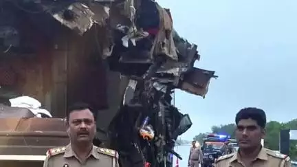जसवंतनगर: आगरा-कानपुर डबल डेकर शताब्दी बस ने पीछे अज्ञात वाहन में मारी टक्कर, 40 यात्रियों में से 2 लोग घायल हुए