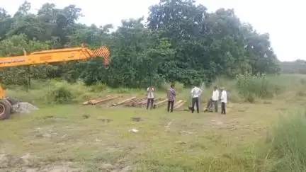 पूरनपुर: धनाराघाट छोटी नदी का पेंटून पुल हटाया गया, बारिश के मौसम में नदी की तरफ न आने की अपील की गई