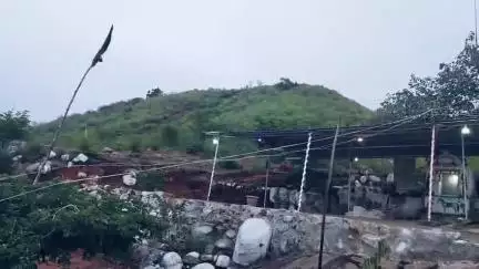 बारिश के मौसम में चमत्कारी सिद्ध बाबा आश्रम से लिया गया क्लीन नरवर ग्रीन नरवर का खूबसूरत मनमोहन विहंगम दृश्य