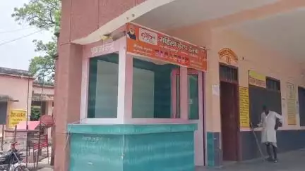 पूरनपुर: तहसील परिसर में बना महिला हेल्प डेस्क, कर्मचारी का पता नहीं, कुर्सियों पर जमी धूल, कौन देगा महिलाओं को जानकारी