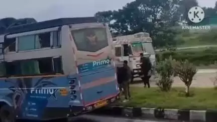 ಕಿತ್ತೂರು: ಕಿತ್ತೂರು ತಾಲೂಕಿನ ಅಂಬಡಗಟ್ಟಿ ಕ್ರಾಸ್ ಬಳಿ ಬಸ್ ಹಾಗೂ ಟ್ರಕ್ ನಡುವೆ ಭೀಕರ ರಸ್ತೆ ಅಪಘಾತ ತಪ್ಪಿದ ಭಾರಿ ಅನಾಹುತ