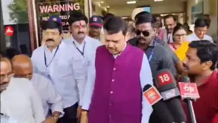 जळगाव: बोलबचन करणाऱ्यांना मी उत्तर देत नाही : जळगाव विमानतळावर मुख्यमंत्री देवेंद्र फडणवीस यांचा उध्दव ठाकरेंना टोला