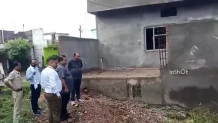 होशंगाबाद नगर: वार्ड क्रमांक 14 के डोंगरी क्षेत्र में नाले पर बने मकान का सिटी मजिस्ट्रेट ने किया निरीक्षण, अतिक्रमण दल मौजूद