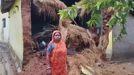 বাঘমুণ্ডী: টানা বৃষ্টি জেরে রাইডি গ্রামে ভেঙে পড়ল বাড়ির দেওয়াল,, আহত এক