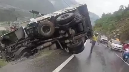 कर्णप्रयाग: बद्रीनाथ हाइवे पर कर्णप्रयाग उमट्टा के पास डंपर दुर्घटनाग्रस्त, बड़ा हादसा होने से टला, सड़क किनारे अटका डंपर