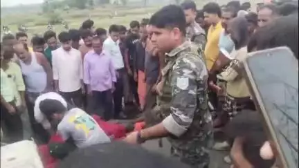 बेंगाबाद: दूधीटांड श्मशान घाट में पेड़ से लटका मिला युवक का शव, इलाके में सनसनी, पुलिस जांच में जुटी