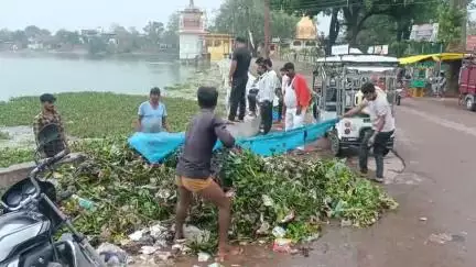 छतरपुर नगर: संकट मोचन तालाब की सफाई में जुटा जन सहयोग, नागरिकों ने प्रशासन से की नियमित सफाई कराने की मांग #jansamasya