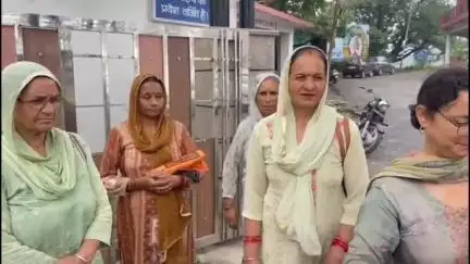 नाहन: सेनवाला मुबारकपुर एवं भंगानी क्षेत्र की महिलाओं ने डीसी को सौंपा ज्ञापन