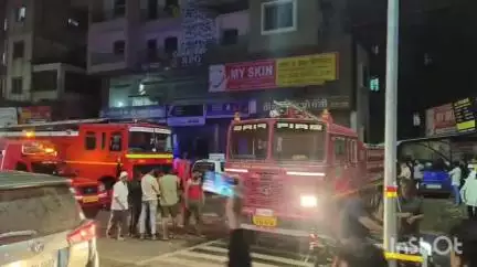 मिरज: मिरजेतील राजर्षी शाहू महाराज चौकातील अपार्टमेंट च्या दुकान गाळ्याला भीषण आग,अग्निशमन दलाच्या प्रयत्नांनी नियंत्रण