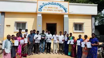 ధర్మారం: ఖానంల్లిలో ఇందిరమ్మ ఇండ్లు మంజూరైన లబ్ధిదారులకు ప్రోసీడింగ్ పత్రాలు పంపిణీ