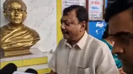 ব্যারাকপুর ১: গারুলিয়ায় গোষ্ঠী সংঘর্ষের ঘটনার পর গারুলিয়ায় পৌর প্রতিনিধিদের নিয়ে বৈঠক সাংসদের