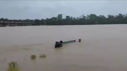 ঝালদা ১: ঝাড়খন্ড বাংলা সীমান্তবর্তী সুবর্ণরেখা নদীর ডাংডুং ঘাটে বাড়ছে জলস্তর, মাছ ধরতে উৎসুক স্থানীয়রা