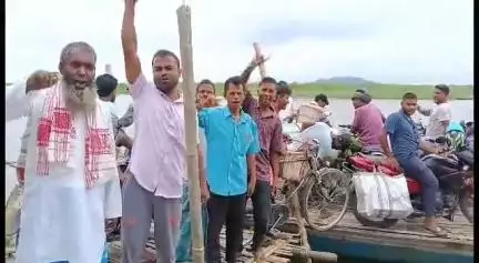 কলগাছিয়া: বালিকুৰিত বেকী আৰু ব্ৰহ্মপুত্ৰ নদীৰ ওপৰত পকী দলং নিৰ্মাণৰ দাবীত ৰাইজে যন্ত্ৰচালিত নাওৰ ওপৰত সাব্যস্ত কৰিলে প্ৰতিবাদ