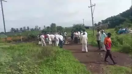 हातकणंगले: हिंगणगाव माळवाडी येथील स्मशानशेड अभावी उघड्यावर अंत्यसंस्कार, नागरिकांतून संताप व्यक्त #Jansamasya