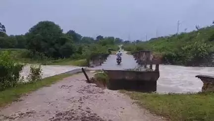 ঝালদা ১: নোওয়াডীর বাইরে বাড়েগাড়া সেতুর ভয়াবহ রূপ, যেকোনো সময় বড়সড় বিপদের আশঙ্কা, ঝুঁকির পারাপার #jansamasya