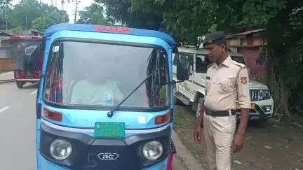 কৈলাশহর: কৈলাসহর থানার সামনে বিভিন্ন যানবাহনের উপর স্পেশাল চেকিং চালায় কৈলাসহর থানার পুলিশ