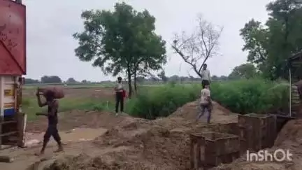 एटा: किलरमऊ और जीसुखपुर के बीच सिलेंडर लेकर जा रहा ट्रक पलटा, रास्ता हुआ अवरुद्ध, मौके पर पहुंची पुलिस