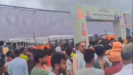 सिवान: सिवान प्रधानमंत्री नरेंद्र मोदी को सुनने के लिए भारी संख्या में लोगों की उमड़ पड़ी भीड़